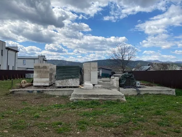 Teren intravilan 1536 mp cu temelie 240 mp — Dumbrava Roșie