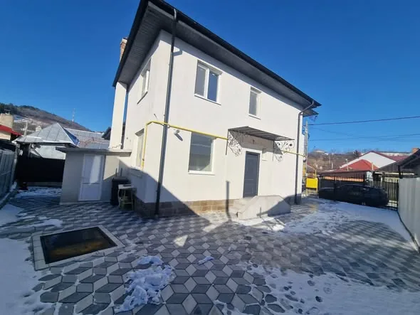 Vilă 200 mp + 400 mp teren, renovată complet 2025 — Piatra Neamț