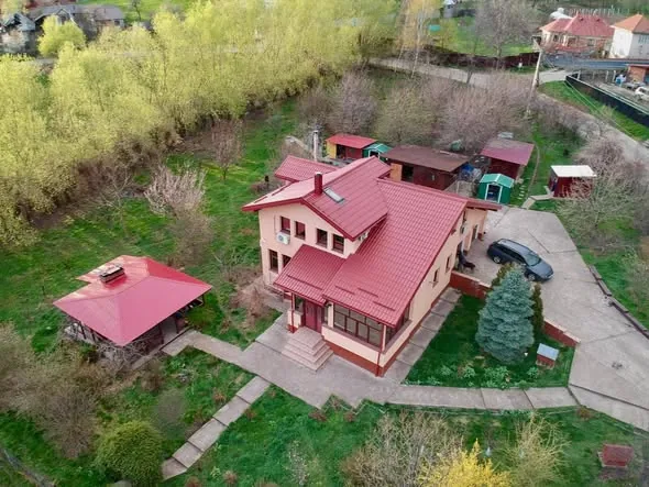 Casă 268 mp pe 3 niveluri + 8807 mp teren — Gura Văii