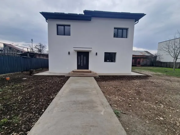 Casă 200 mp + 830 mp curte, la 7 min de centru — Piatra Neamț